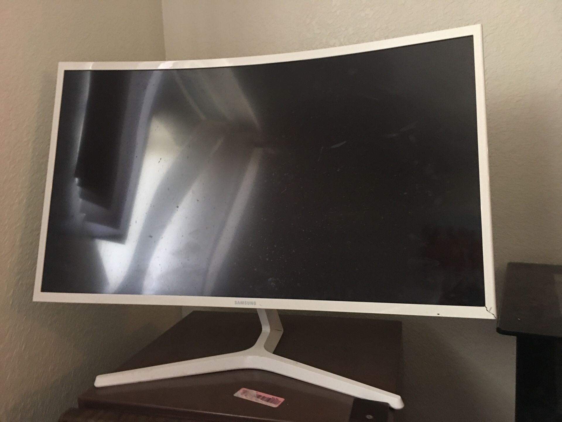 32” curved Samsung monitor Perfect for gaming!