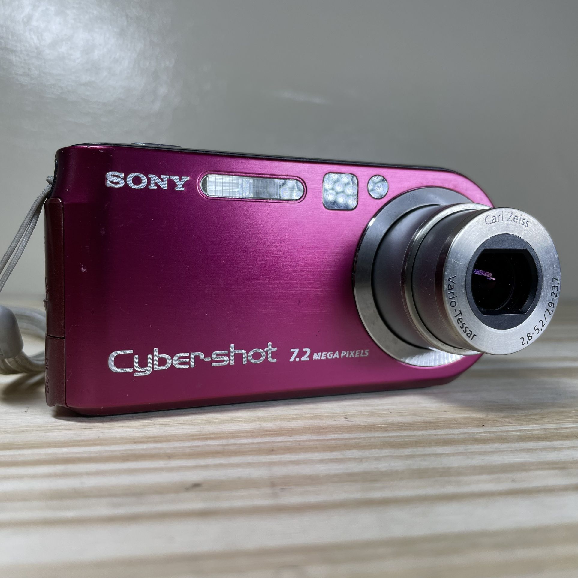 Sony Cybershot DSC-P200 7.2MP w/ Battery & Charger Tested Hot Pink Super Rare!!!.  Cant find this color anywhere. Very rare!  Check out my other cool 
