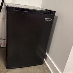 Black Magic Chef Mini Refrigerator 