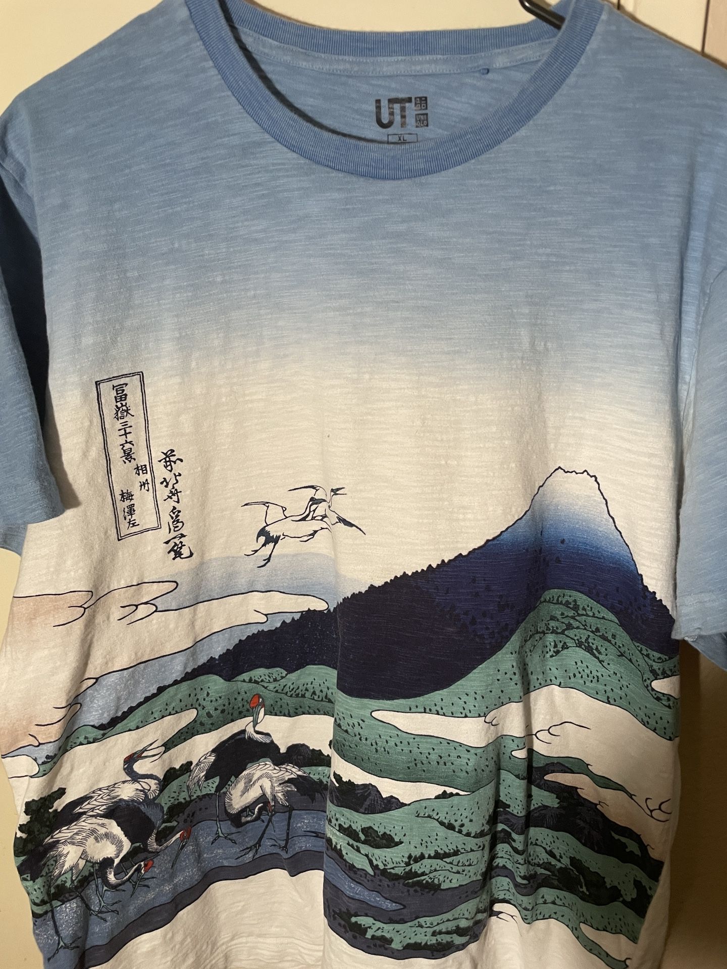 Uniqlo Hokusai Blue Mt Fuji White Crane Shirt XL