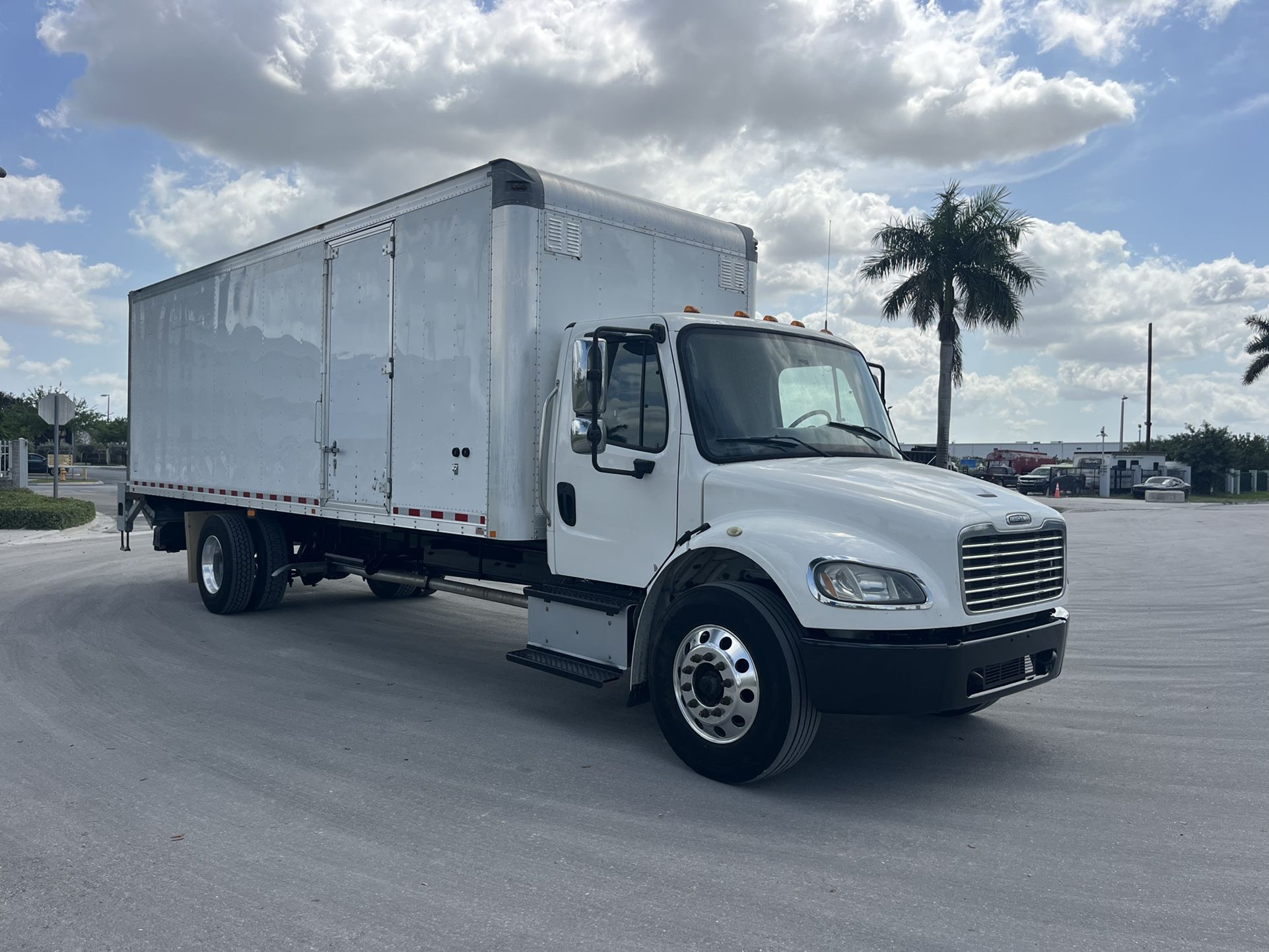 2017 Freightliner M2 26 Foot Box Truck Aluminum Tuckaway Liftgate Side Door Cummins Engine Allison Transmission Delivery Cargo Camion De Caja 26 Pies