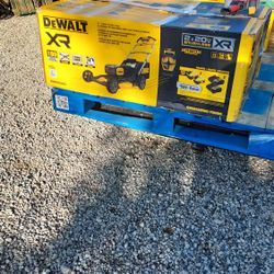 
DEWALT
2x20V MAX 21 in. Cordless
Battery Powered Self Propelled
Lawn Mower Kit with (2) 10 Ah
Batteries and( 2 )Chargers