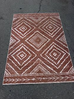 Area Rug 5’ x 7’ – Brown & White Geometric Pattern