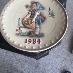 M.J. Hummel Annual Plate 1984 In bas-relief 14th Edition