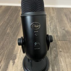Blue yeti microphone ( Like new )