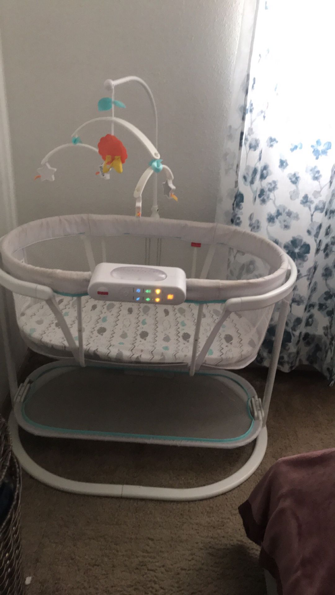 Fisher Price Bassinet For 25 Lb  And Under In A Very Good Condition 