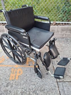 Drive Medical CRUISER III- 18" Seat WHEELCHAIR + Elevaing Leg Rests- Cushions Included- New!