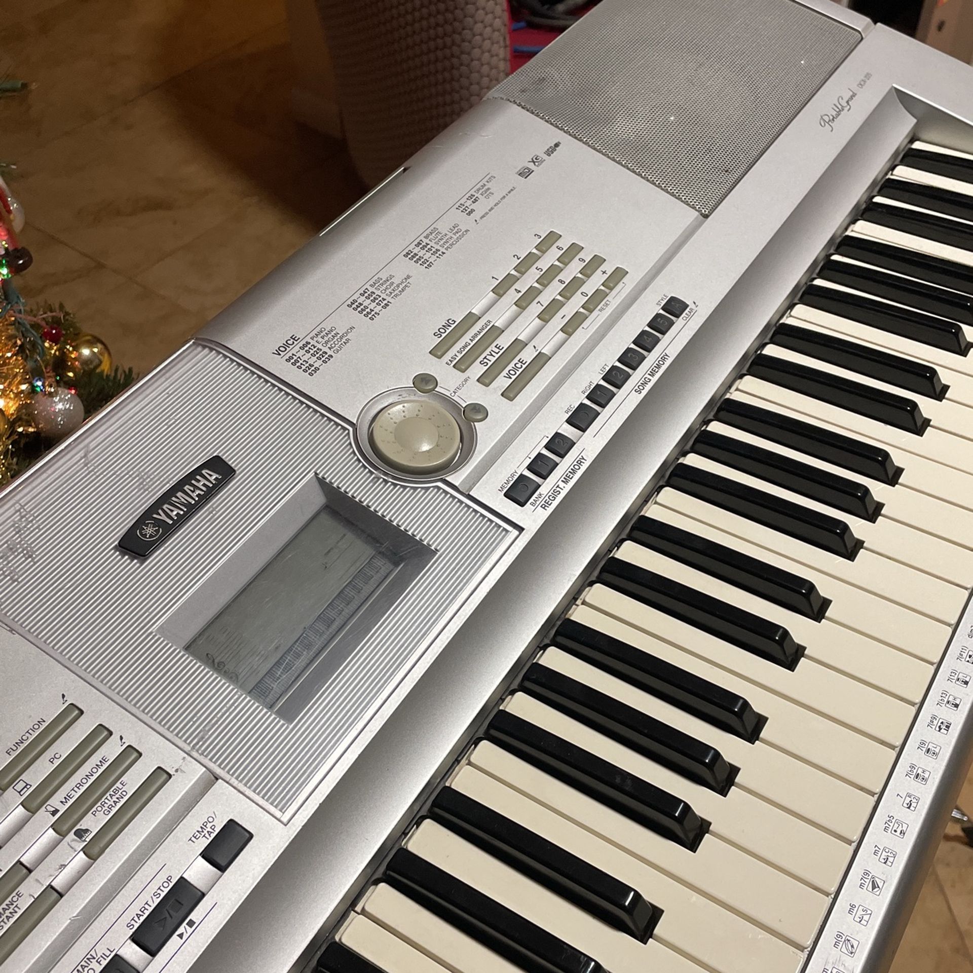 Yamaha Portable Grand DGC-205 Piano Keyboard