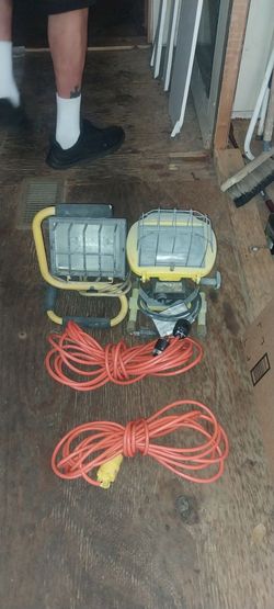 2 spot lights and 2 extension cords