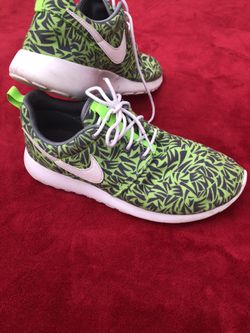 Nike Roshe one print running shoe size 7Y