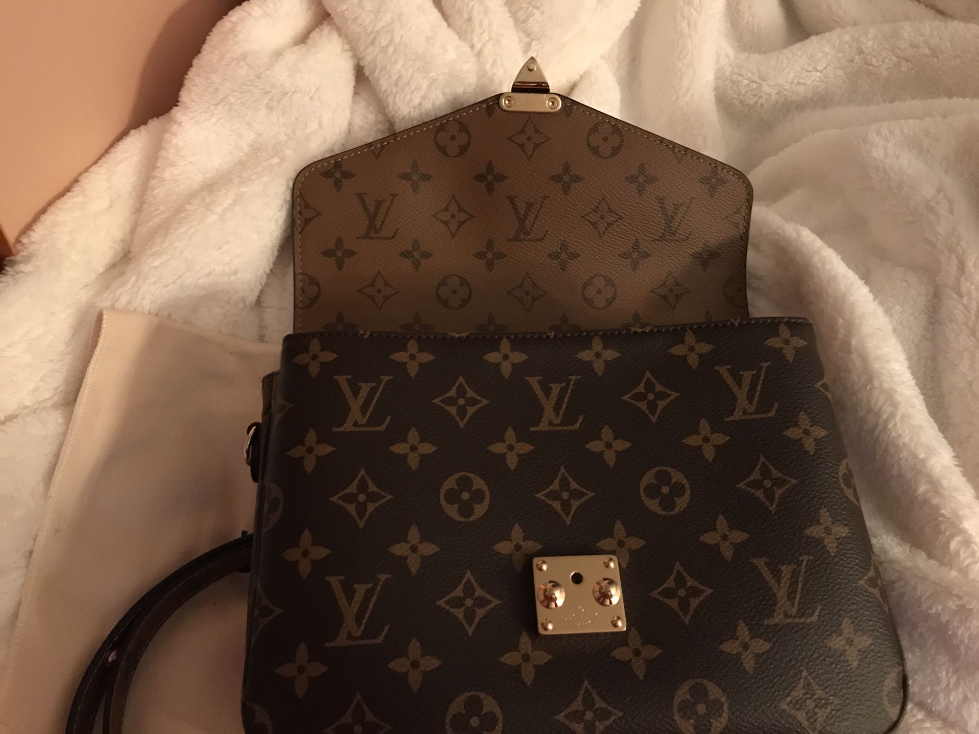 Authentic Louis Vuitton Monogram Reverse Pochette Metis Women's Shoulder  Bag for Sale in Omaha, NE - OfferUp