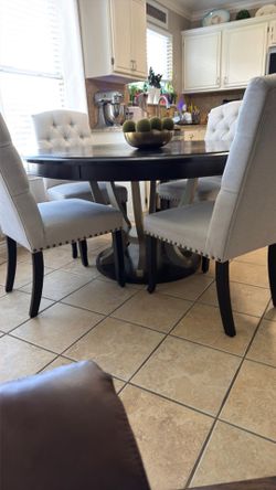 Round dining table