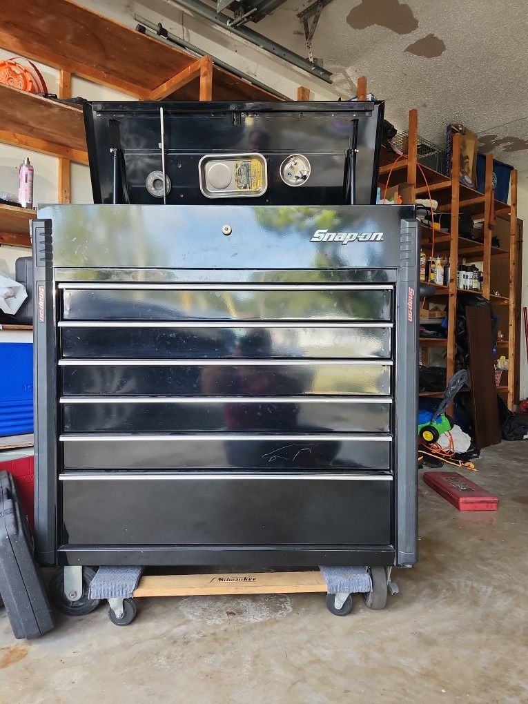 Black Snap-0n Roll And Go Tool Box