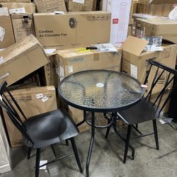 Round table with 2 Metal Chairs / Mesa redonda con 2 sillas de metal