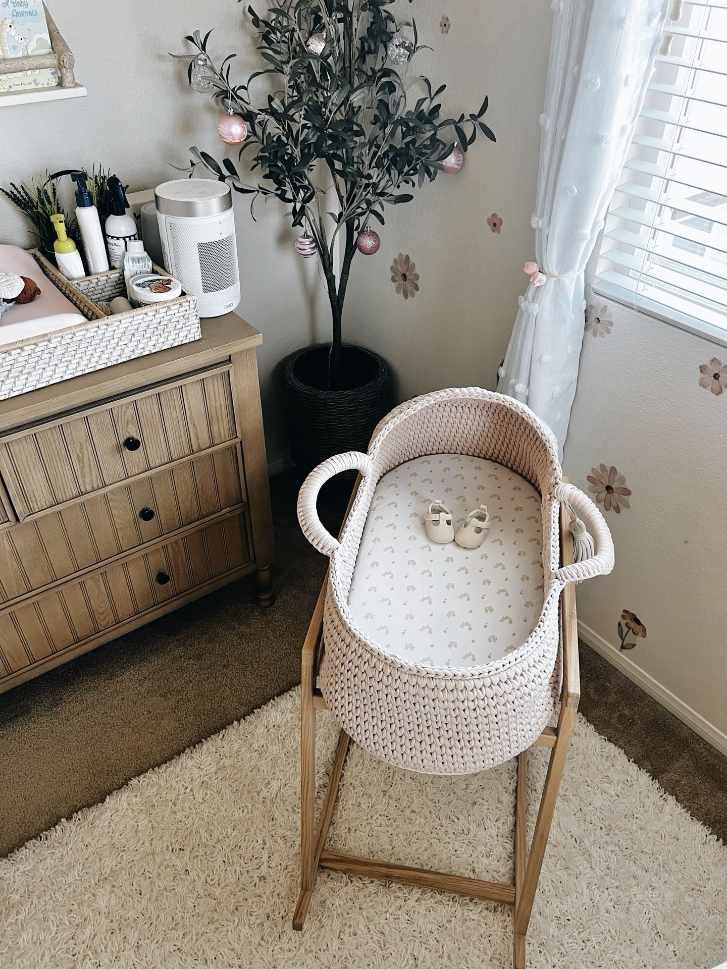 Anzyhome Bassinet & Rocking Wood Stand