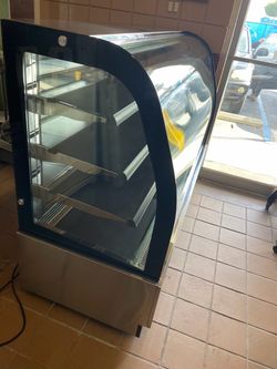 Refrigerated deli case