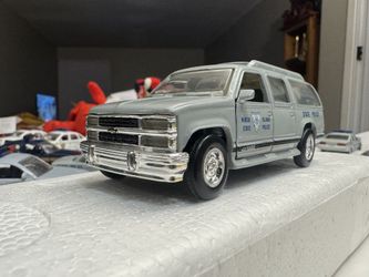 Road Champs Rhode Island State Police Chevrolet Suburban 1500 1:43 Diecast SUV