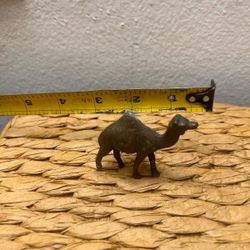 ADORNO DE BRONCE DISEÑO CAMELLO