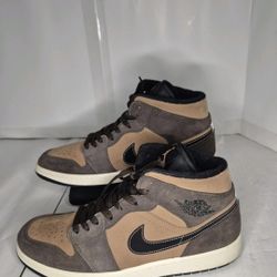 AIR JORDAN 1 MID SE MEN  11 DARK CHOCOLATE/ CRIMSON BLISS-EARTH TONE DC7294 200