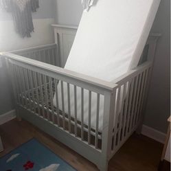 Gray Baby Crib In Excellent Condition 