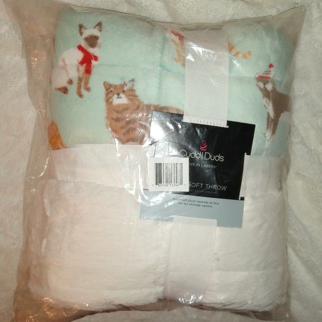 New In Package Winter Kitty Cats Warm Furry Christmas 🎄 Blanket!