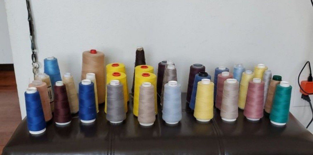 33 Spools Of Thread And Zippers