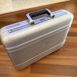 Zero Halliburton Aluminum Attaché Briefcase Combo Lock Vintage 18x13x4 Silver