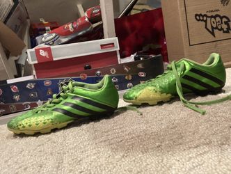 Soccer cleats