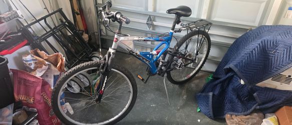 Giant Full Suspension 26' Wheel Bike w New Inner Tube
