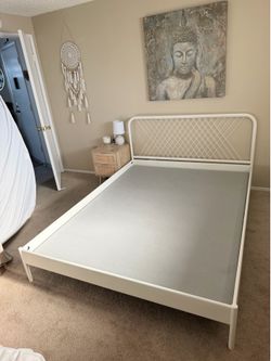 Queen bedframe