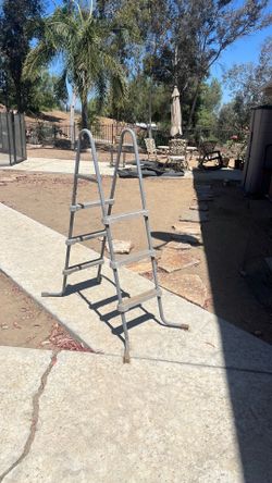 Pool ladder for above ground pool