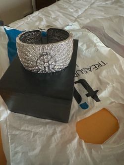 Pulsera. Color plata.  Tiene reloj.  Muy Bonita
