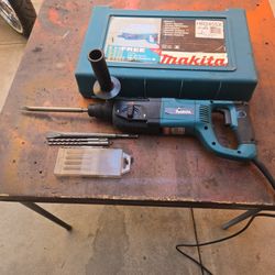 Makita Rotary Hammer Drill HR2475X 7 Amp Corded With Case And Extra Drills  And Tips Very Low Hours Works Great $80
