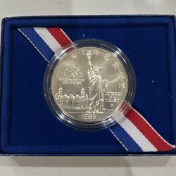 1986 P Statue of Liberty Silver Dollar Commemorative Uncirculated w/box