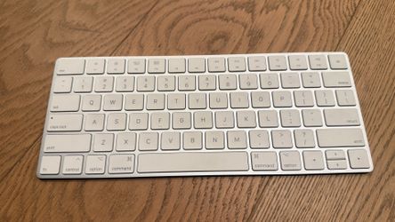 Apple A1644 Magic2 Bluetooth Wireless QWERTY Standard Keyboard White/Gray