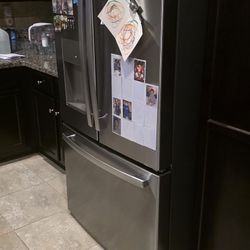 GE
27 cu. ft. French Door Refrigerator in Fingerprint Resistant Stainless with Internal Dispenser, ENERGY STAR