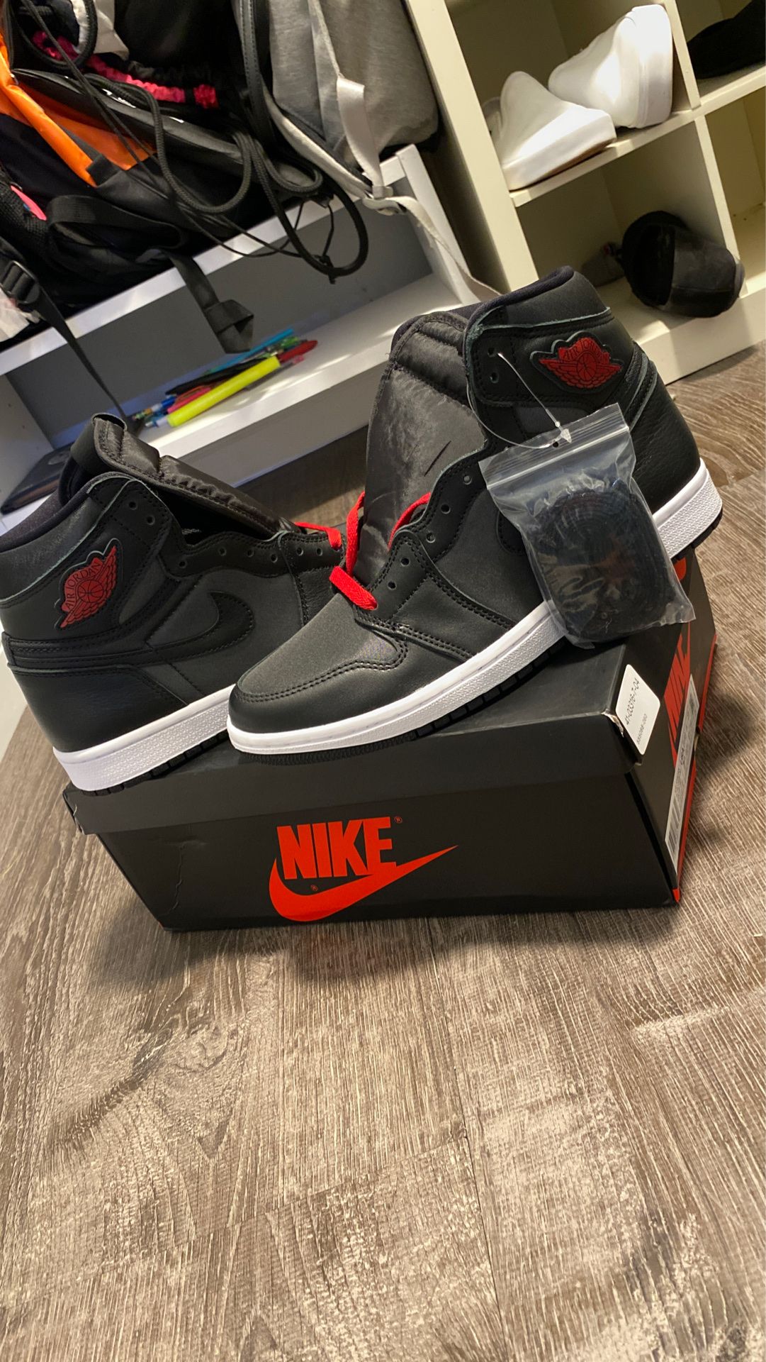 Jordan 1 Retro High Black stain Gym red