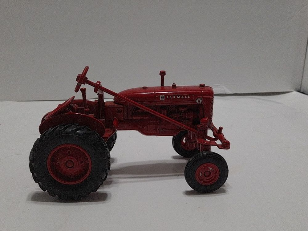 Ertl Farmall Red Tractor Metal Toy