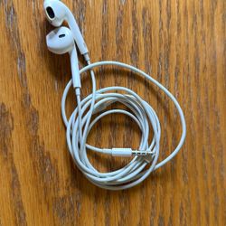 Apple Earbuds With 3.5mm Plug