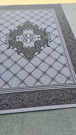 5 x 7 great condition Medallion Area Rug
