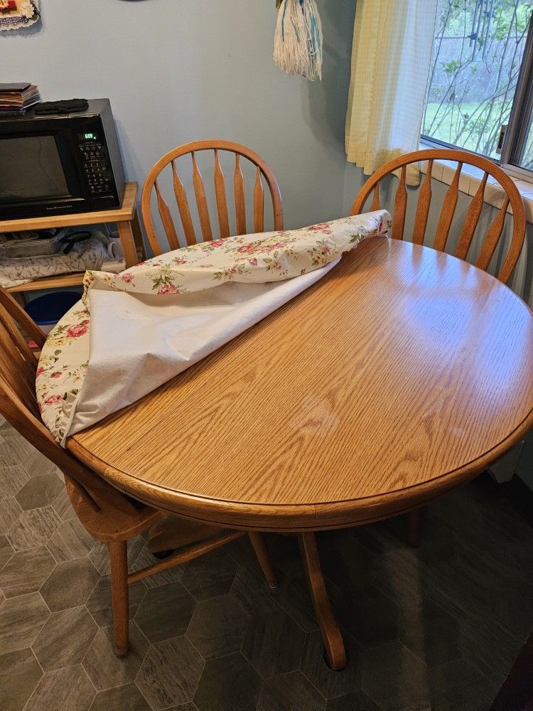 Oak Table W Four Chairs Great Condition 