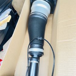 2013 Mercedes Benz Air Strut S550. Model 