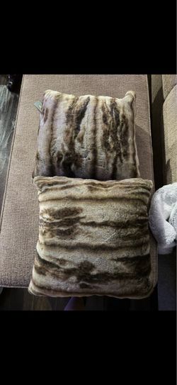 Decorative pillow set