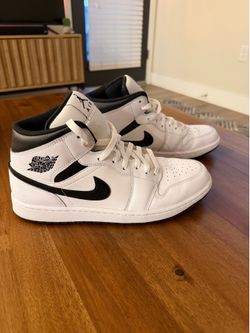 Men’s Nike Air Jordan 1’s Mid Black/White 11.5 - DQ8426-132