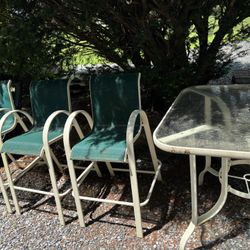 Bar Hight Table +4 Bar Chairs 