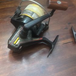 Two Vintage Dye Was Spinning Reels. One Needs A Handle Excellent