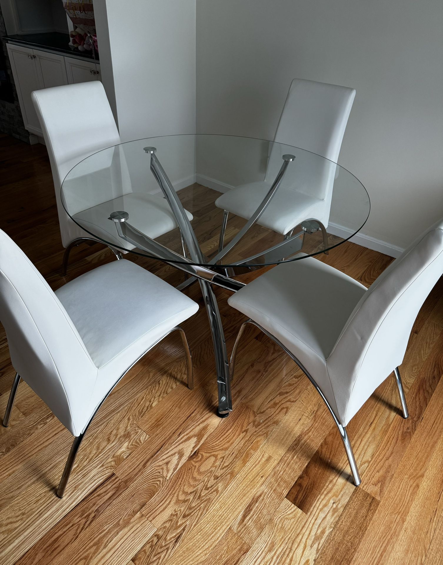 5 PIECE WHITE LEATHER DINING TABLE 