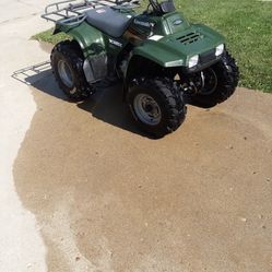 4wheeler Kawasaki Bayou 220  Stick Shift  (is Not Automatic) 