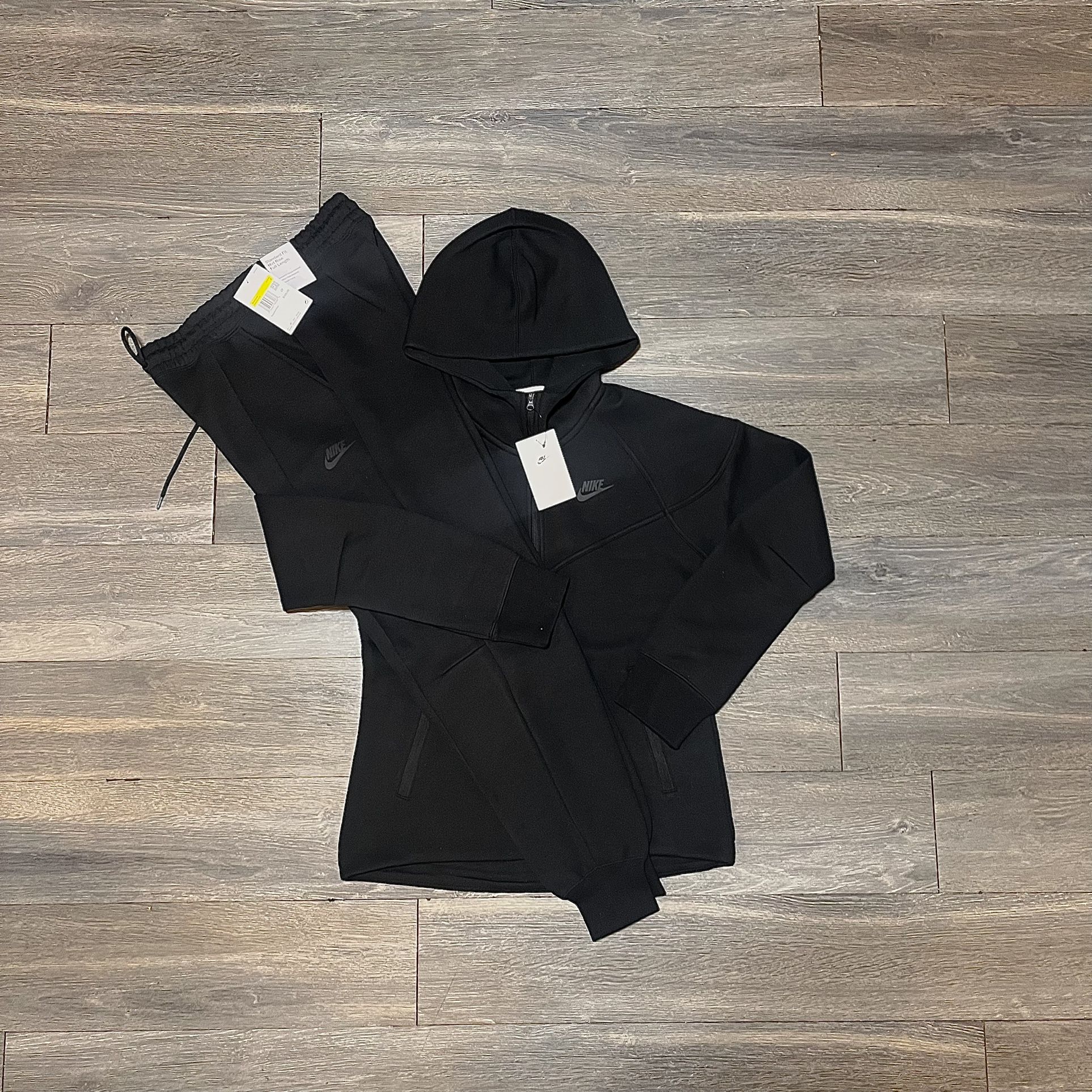 Nike Tech Fleece Women’s Black Sweatsuit Set Size Small 