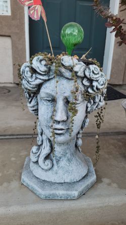 Statue face planter